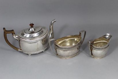 null Service à thé en métal argenté modèle godronés ; composé d'une théière, un sucrier...