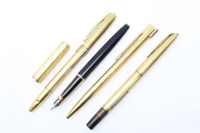 null Lot composé de quatre stylos en métal doré :

- 1 stylo-plume WATERMAN'S signé...