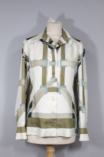 null HERMES PARIS 

Silk shirt in shades of cream and brown. 

Size 42. 

Circa 1980....