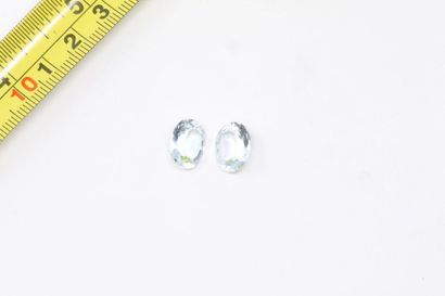 null Set of two faceted oval aquamarines on paper. 

Weight: approx. 12.15 cts. 