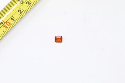 null Rectangular orange sapphire with cut edges. 

Weight: approx. 1.45 ct. 