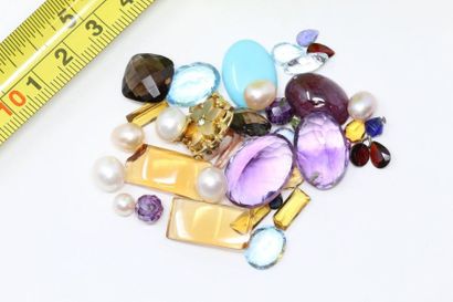 null Lot de pierres sur papier comprenant quartz, perles et camées. 