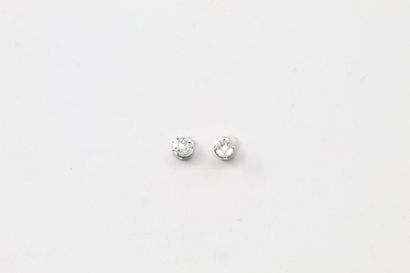 null Paire de clous d'oreilles en or gris 18k (750) ornés de diamants navettes et...