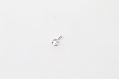 null Pendentif en or gris 18k (750) orné de diamants

Poids brut : 0.62 g.
