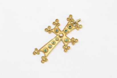 null Croix arménienne en or jaune 18k (750) ornée de diamants et d'émeraudes en serti-clos

Haut....