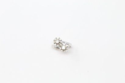 null Bague Toi & Moi en or gris 18k (750) ornée de deux diamants taille ancienne....