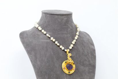 null Collier de perles baroque retenant un pendentif en or jaune 18k (750) ajouré...