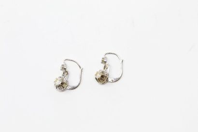 null Paire de boucles d'oreille en or gris 18k (750), sertie de deux diamants taillé...