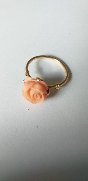 null Bague en or jaune 18k (750) ornée d'un corail stylisé en rose 

Tour de doigt...