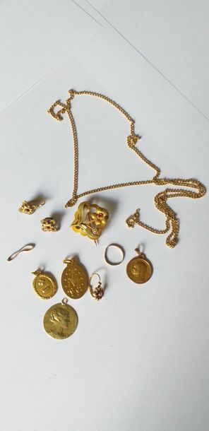 null Lot de broches, pendentifs, chaîne et débris d'or jaune 18k (750) et 14k (585)....
