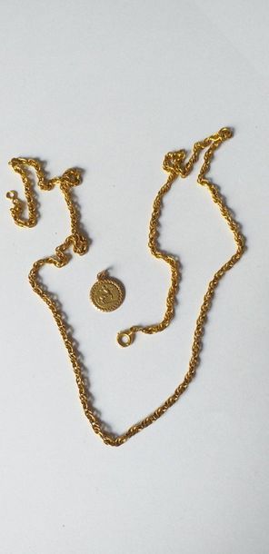 null Lot d'or jaune 18k (750) comprenant une chaîne à maille byzantine et une médaille...