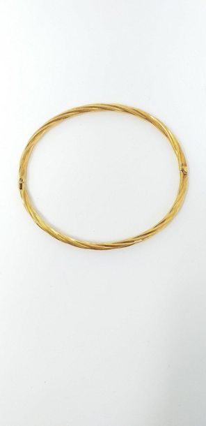 null Bracelet rigide torsadé en or jaune 18k (750). 

Poids : 5.48 g. 

