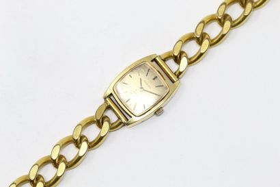 OMEGA Montre bracelet en métal doré, cadran à fond doré et index bâtons. 

Signée...