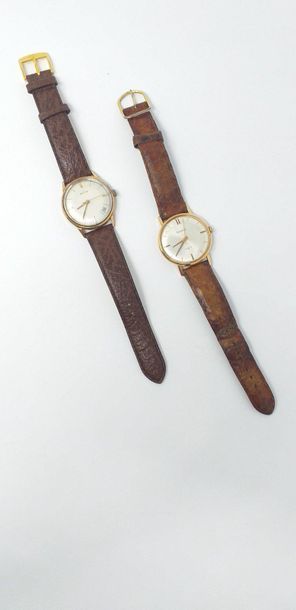 null Lot de deux montres bracelet comprenant : 

- Boîtier métal doré, mouvement...