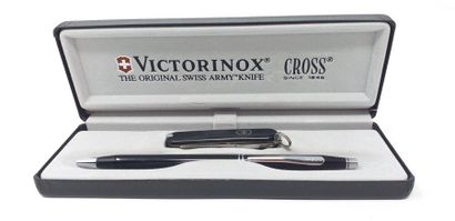 CROSS & VICTORINOX CROSS & VICTORINOX

Ecrin contenant un stylo bille Cross noir...