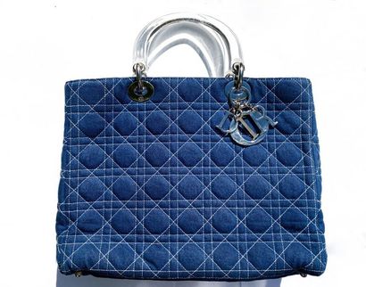 DIOR DIOR 

Sac "Lady Dior" grand modèle rigide en toile denim bleu roi. 

Accastillages...