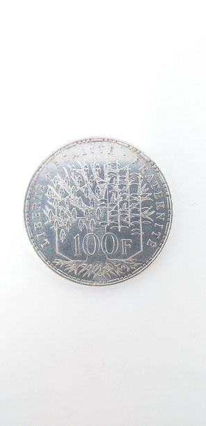 null Silver coin of 100 francs Pantheon 1983. 

Weight: 15 g. 