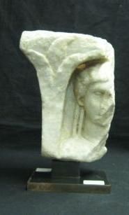 null Relief fragmentaire sculpté du buste d'une femme, les cheveux ondulés, dans...