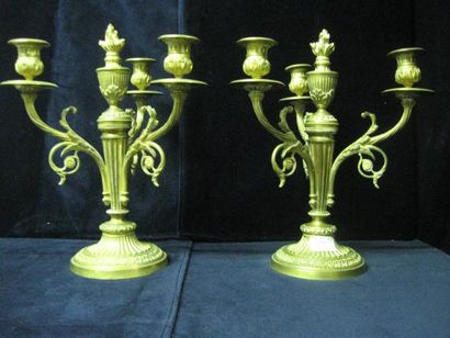 null Paire d'appliques en bronze doré à trois lumières, à décor d'un pot à feu à...