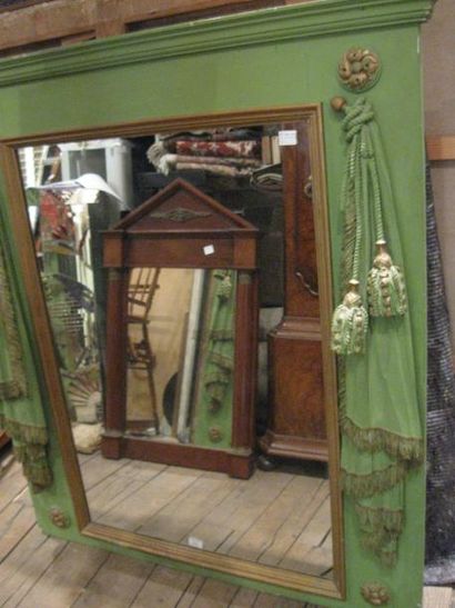 null Miroir en bois peint vert à décors sculptés de drapés. Haut.: 130 - Larg.: 120...