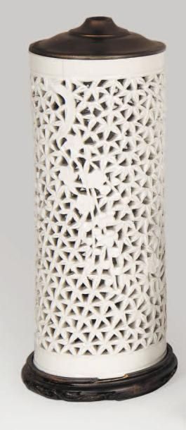 null Vase rouleau en blanc de chine à décor réticulé de bambous et fleurs de prunus....