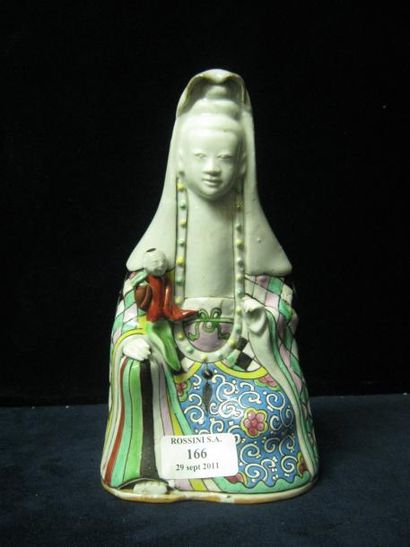 null Sujet en porcelaine et émaux de style famille rose, représentant la déesse Guanyin,...