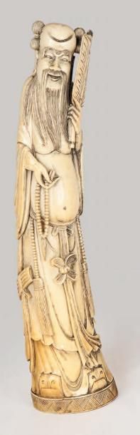 null Sujet en ivoire représentant un sage tenant un rosaire et un éventail. Chine....
