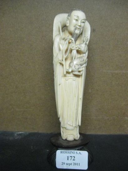 null Sujet en ivoire représentant Zhu Lao tenant un cerf et un Lingzhi. Chine. Haut.:...
