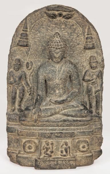 null Stèle en chlorite noire représentant le Bouddha assis en méditation sur un lotus,...