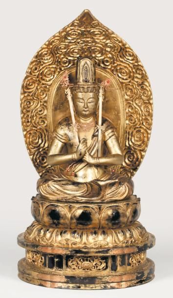 null Important sujet en bois laqué et doré représentant la déesse Kannon assise en...