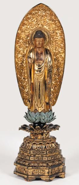 null Important sujet en bois laqué et doré représentant le Bouddha debout sur un...