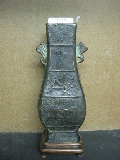 null Vase en bronze de forme fang hu de style archaïque. Chine, XVIIIe siècle. (accident)....