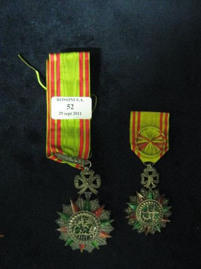null Ensemble de deux décorations du NICHAM IFTIKAR 1- Officier. 2- Commandeur. 