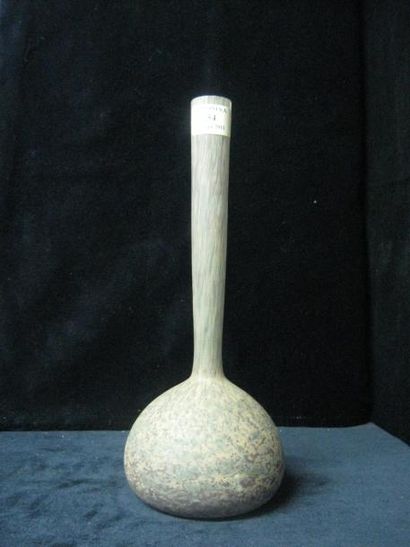 ANONYME Vase soliflore à base ovoïde. Épreuve de tirage industriel réalisée en verre...