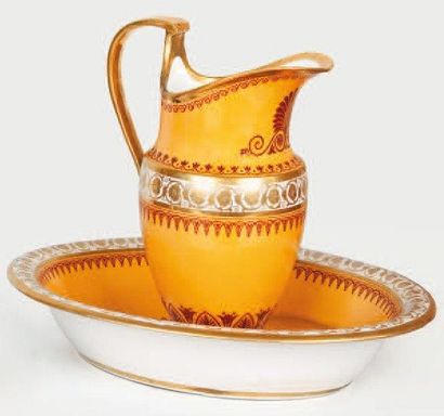Sèvres Pot à eau et bassin ovale à décor de palmettes et frises de feuillage en brun...