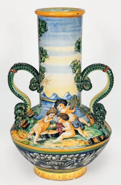 Italie Vase balustre à long col cylindrique et anses en forme de serpents, décor...