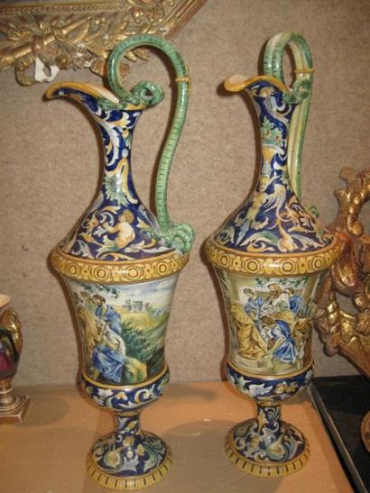 Italie Paire de grandes aiguières munies d'anses en forme de serpents, à décor polychrome...