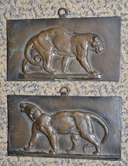 BARYE Antoine Louis, 1796-1875 Fauves, paire de plaques en bronze à patine médaille...