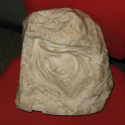ANONYME, début XXe siècle Visage de femme, bas-relief en marbre (salissures), sur...