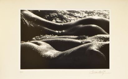 CLERGUE Lucien, né en 1934 Née de la vague, un tirage photographique et album de...