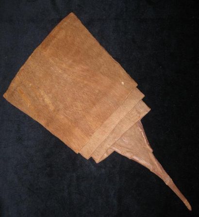 null Falbalas Ecran de tapa brun. Nouvelle-Guinée, XXe siècle. Longueur: 40 cm.