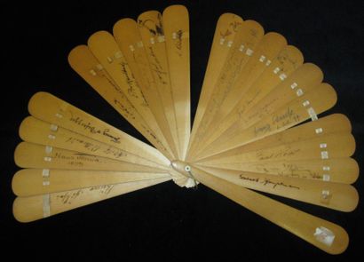 null Eventail-autographe De type brisé en bois comportant des signatures de 1899...