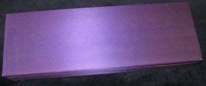 null L'autruche violette Eventail en plumes d'autruche violettes, sur une monture...