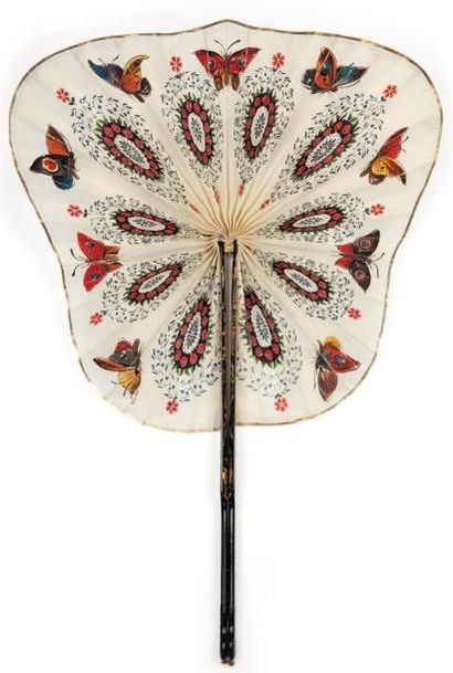 null Les papillons Ecran plissé de forme violonée en tissu à décor de papillons de...