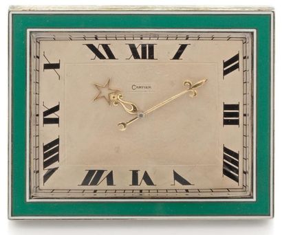 CARTIER Belle pendulette rectangulaire (110 x90mm) en métal argenté. La lunette émaillée...