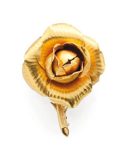 null Petit clip en or jaune figurant un bouton de rose. HERMES Paris. Poids: 10 ...