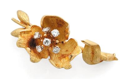 null Petite broche " fleur " en or jaune et platine, le centre serti de six diamants...