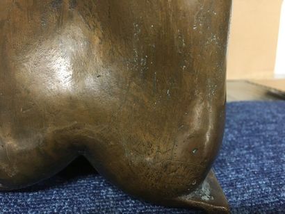 null ECOLE MODERNE 

Nu stylisé

Bronze, signature peu lisible, 4/50 

41 cm