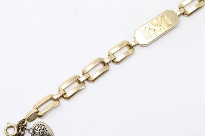null Bracelet gourmette monogrammé en or jaune 18k (750) retenant des petites breloques...