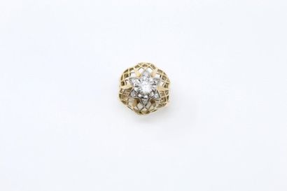 null Bague dôme ajourée en or jaune 18k (750) et platine ornée d'un diamant taille...